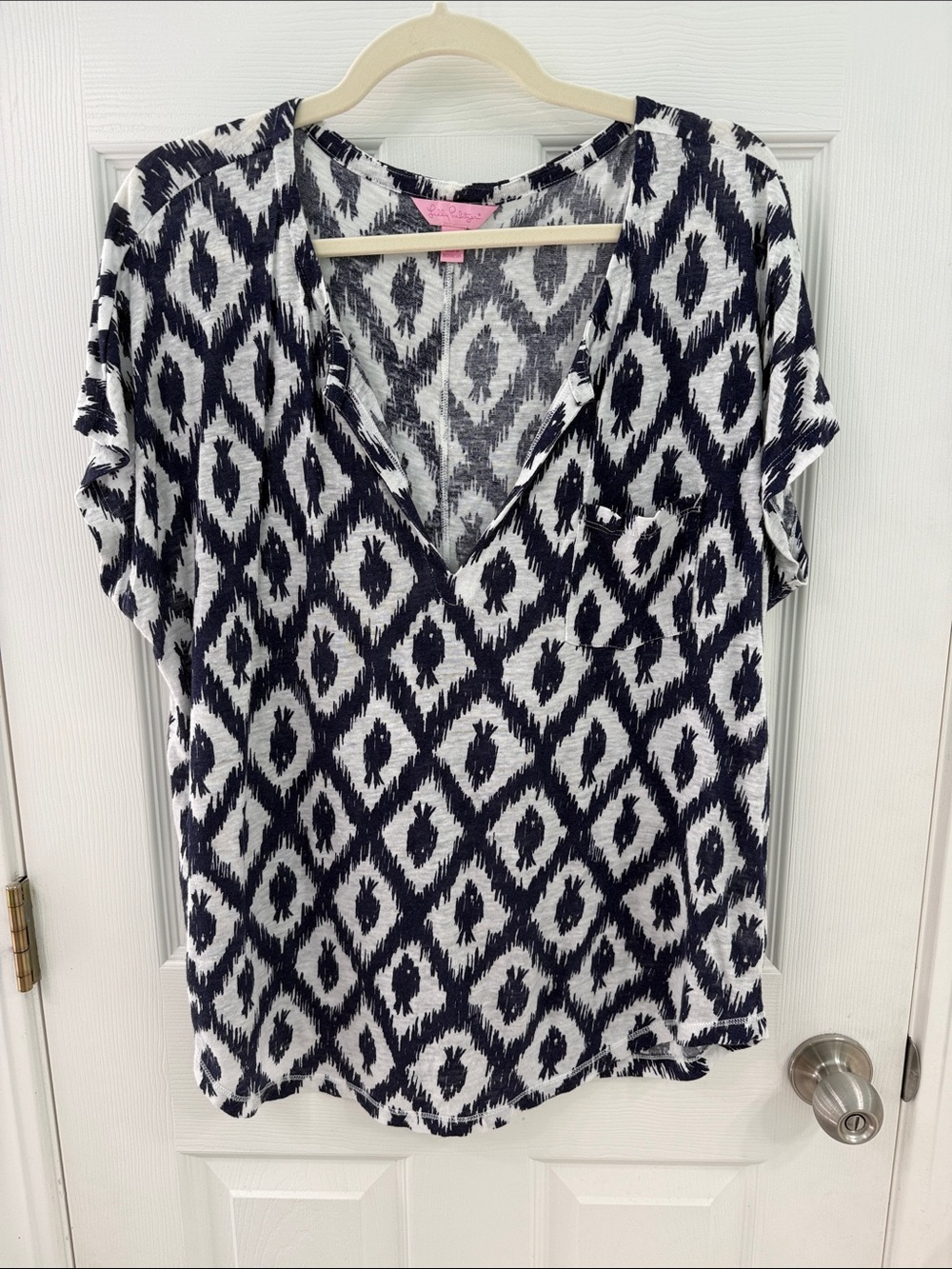 GUC Lilly Pulitzer short sleeve v-neck top.  Size XL.